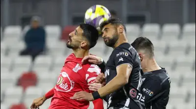 שחקן עירוני טבריה, רון אונגר, מול שחקן בני סכנין, מוסטפא שייח' יוסף. קובי אליהו