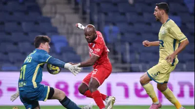 ג'בון איסט שחקן הפועל חיפה מחמיץ מול ליאור גליקליך שוער מכבי בני ריינה. מאור אלקסלסי