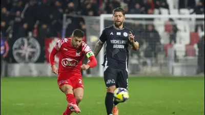 שחקן בני סכנין, מארון גנטוס, מול שחקן עירוני טבריה סטניסלב בילנקי. קובי אליהו