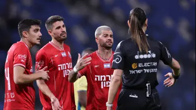 שחקני הפועל חיפה עם ספיר ברמן שופטת כדורגל. מאור אלקסלסי