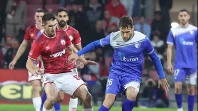 שחקן הפועל באר שבע, איגור זלאטנוביץ', מול שחקן עירוני קרית שמונה נמניה ליוביסבלייביץ'. דני מרון