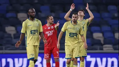 אנטוניו ספר שחקן מכבי בני ריינה חוגג שער. מאור אלקסלסי