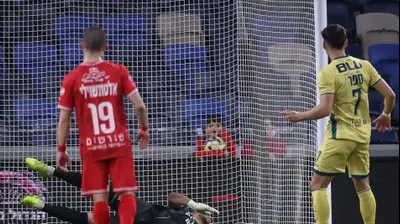 אנטוניו ספר שחקן מכבי בני ריינה בועט פנדל. מאור אלקסלסי