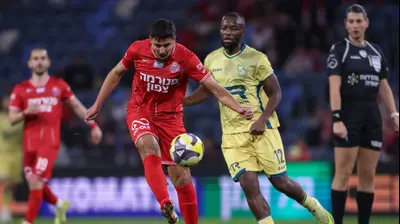 אופק ביטון שחקן הפועל חיפה לפני עמנואל בנדה שחקן מכבי בני ריינה. מאור אלקסלסי