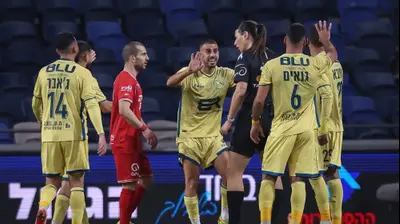 שחקני מכבי בני ריינה סביב השופטת ספיר ברמן, לצד סנדרו אלטונשווילי שחקן הפועל חיפה. מאור אלקסלסי