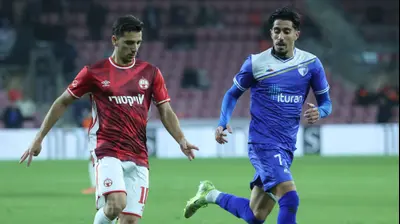 שחקן הפועל באר שבע דן ביטון, מול שחקן עירוני קרית שמונה יאיר מרדכי. דני מרון