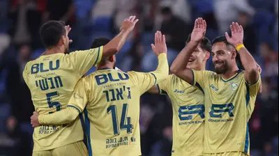 שחקני מכבי בני ריינה חוגגים, איהאב גנאים מימין. מאור אלקסלסי