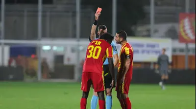 אביב קליין מרחיק את עמנואל אג'יי, שחקן מ.ס. אשדוד. לירון מולדובן 