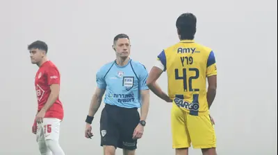 דוד פוקסמן שופט בדרבי בין מכבי תל אביב לבין הפועל תל אביב. אודי ציטיאט