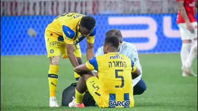 מוחמד עלי קמארה שחקן מכבי תל אביב מקבל טיפול. אריאל שלום