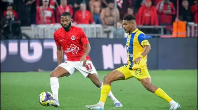 הליו וארלה שחקן מכבי תל אביב מול מרקוס קוקו שחקן הפועל תל אביב. אריאל שלום