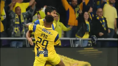 דור פרץ שחקן מכבי תל אביב חוגג עם הליו וארלה. אודי ציטיאט