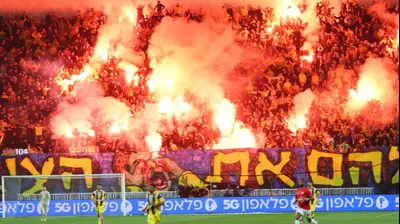 אבוקות ביציע של אוהדי מכבי תל אביב. אודי ציטיאט