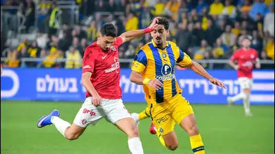 רוי רביבו שחקן מכבי תל אביב שומר על אנאס מחאמיד שחקן הפועל תל אביב. אריאל שלום