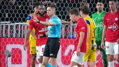 השופט דוד פוקסמן ממתין לבדיקת פנדל לזכות מכבי תל אביב מול הפועל תל אביב. אריאל שלום