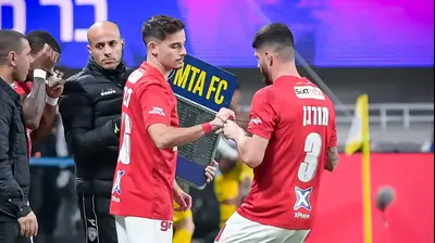 זיו מורגן מעביר את סרט הקפטן אל דורון ליידנר שחקני הפועל תל אביב. אריאל שלום