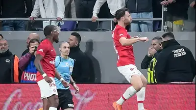 עומרי אלטמן שחקן הפועל תל אביב חוגג שער. אריאל שלום