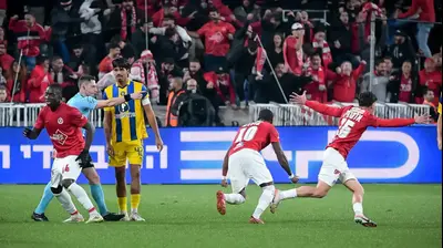 שחקני הפועל תל אביב חוגגים, דור פרץ שחקן מכבי תל אביב ליד השופט דוד פוקסמן. אריאל שלום