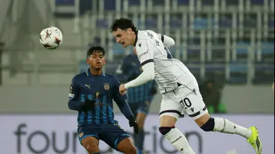 נדיר זורטאה שחקן בולוניה לפני קרווין אנדרדה שחקן מכבי תל אביב. רויטרס