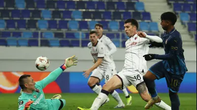 קרווין אנדרדה שחקן מכבי תל אביב מחמיץ מול ניקולו קזאלה, לוקאש סקורופסקי שחקני בולוניה. רויטרס