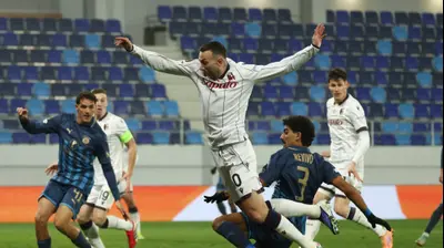 פדריקו ברנרדסקי שחקן בולוניה נופל לפני רוי רביבו שחקן מכבי תל אביב. רויטרס