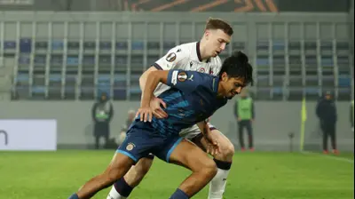 דור פרץ שחקן מכבי תל אביב לפני לואיס פרגוסון שחקן בולוניה. רויטרס