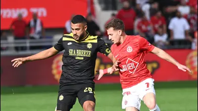 רוי קורין שחקן הפועל תל אביב מול כרם ג'אבר שחקן מכבי נתניה. ברני ארדוב