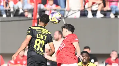 רועי אלקוקין שחקן הפועל תל אביב מול מתאוס דאבו שחקן מכבי נתניה. ברני ארדוב