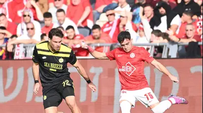 לויזוס לויזו שחקן הפועל תל אביב מול רותם קלר שחקן מכבי נתניה. ברני ארדוב