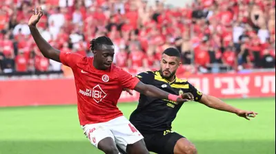 כרם ג'אבר שחקן מכבי נתניה מול דניאל דאפה שחקן הפועל תל אביב. ברני ארדוב