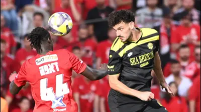 איתי בן שבת שחקן מכבי נתניה מול דניאל דאפה שחקן הפועל תל אביב. ברני ארדוב