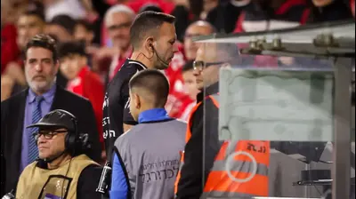 אוראל גרינפלד, שופט כדורגל נקרא למסך. מאור אלקסלסי