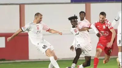 אחמד סלמן שחקן בני סכנין מול ג'ון אוטומאו, דויד דומג'וני שחקני הפועל ירושלים. דני מרון