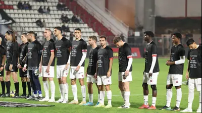 שחקני הפועל ירושלים עם חולצות בקריאה לעצור את הפשיעה. דני מרון