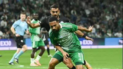 קנג'י גורה שחקן מכבי חיפה לפני והיב חביבאללה שחקן עירוני טבריה. ברני ארדוב