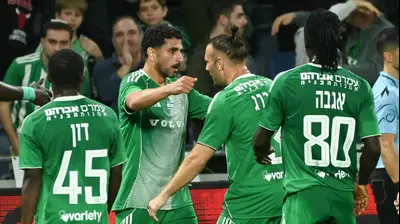 שחקני מכבי חיפה חוגגים עם קני סייף. ברני ארדוב