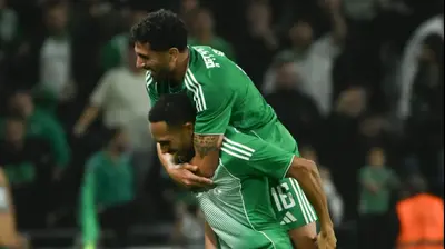 קנג'י גורה שחקן מכבי חיפה חוגג שער, מעליו קני סייף. ברני ארדוב