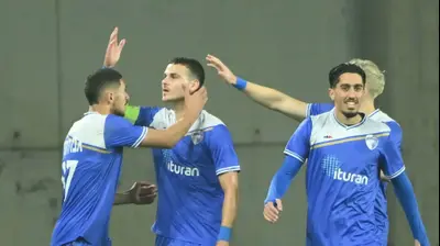 שחקני עירוני קרית שמונה חוגגים עם אריאל שרצקי. ברני ארדוב