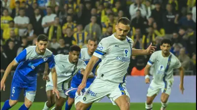 סייד אבו פרחי שחקן מכבי תל אביב בועט פנדל. ברני ארדוב