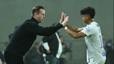 קרווין אנדרדה שחקן מכבי תל אביב עם מאמנו רוני דיילה. ברני ארדוב