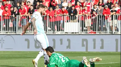 שוער הפועל תל אביב, אסף צור, ליד שחקן עירוני טבריה, סטניסלב בילנקי. לילך וייס רוזנברג