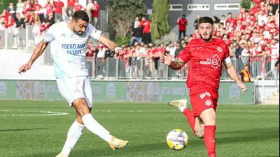 שחקן עירוני טבריה, והיב חביבאללה, מול שחקן הפועל תל אביב, זיו מורגן. לילך וייס רוזנברג