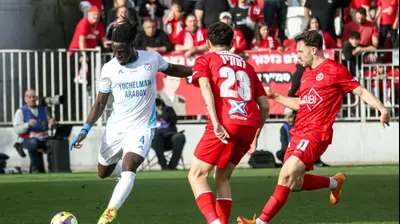 שחקן עירוני טבריה, סמביניה, מול שחקן הפועל תל אביב, עומרי אלטמן. לילך וייס רוזנברג