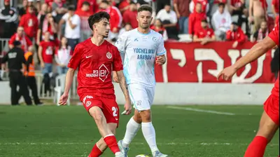 שחקן הפועל תל אביב, עמית למקין. לילך וייס רוזנברג