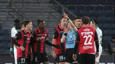 השופט דוד פוקסמן מרחיק את אווקה אשטה שחקן הפועל ירושלים. דני מרון