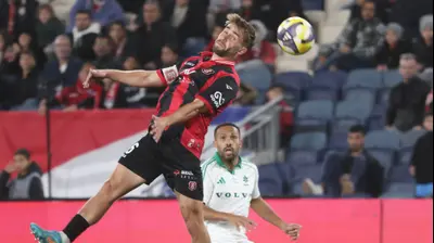 עומר אגבדיש שחקן הפועל ירושלים לפני קנג'י גורה שחקן מכבי חיפה. דני מרון