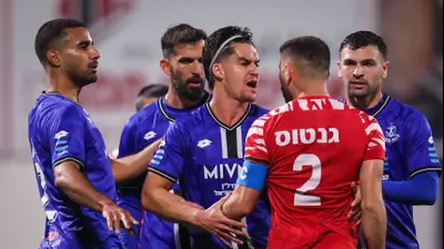 מארון גנטוס שחקן בני סכנין בעימות עם שחקני הפועל פתח תקוה. מאור אלקסלסי