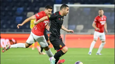 שחקן הפועל חיפה, אופק ביטון, מול שחקן מ.ס. אשדוד, רועי גורדנה. קובי אליהו