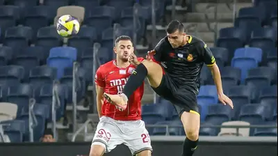 שחקן הפועל חיפה, ג'ורג' דיבה, מול שחקן מ.ס. אשדוד, סתיו נחמני. קובי אליהו