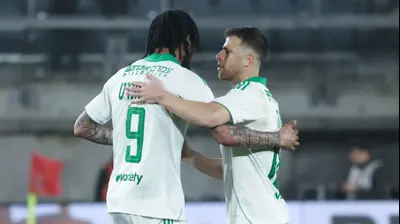 גיא מלמד עם טריבנטה סטיוארט שחקני מכבי חיפה חוגגים. דני מרון